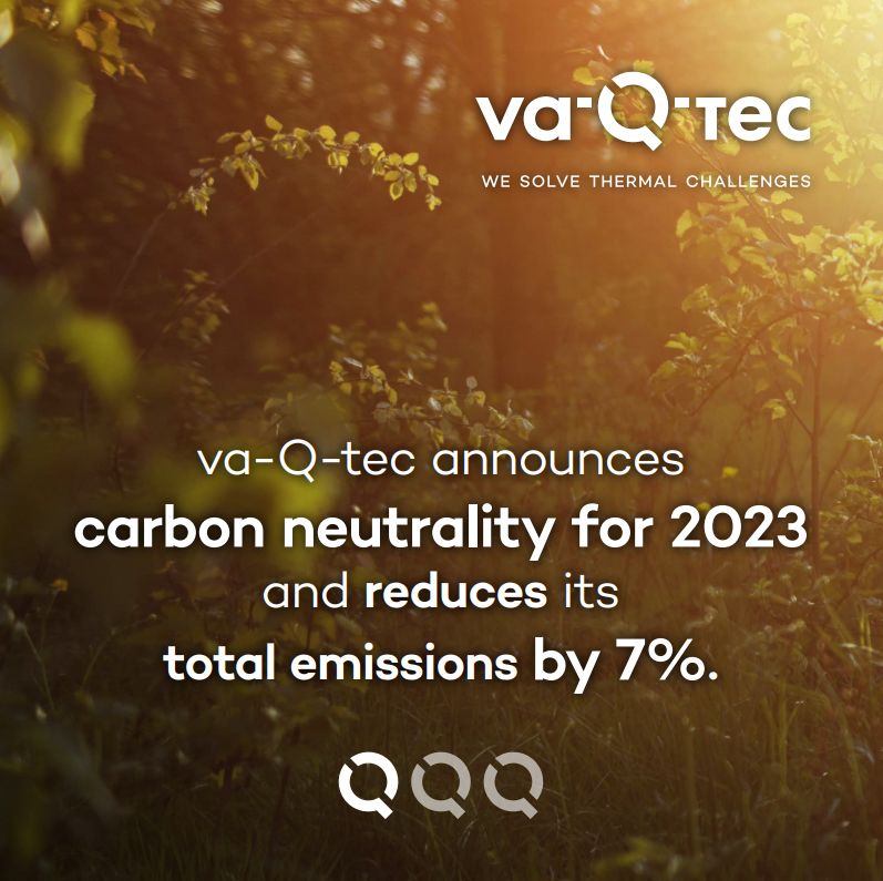 Das Bild zeigt eine Ankündigung von va-Q-tec zu Klimaneutralität im Jahr 2023 und einer Reduktion der Emissionen um 7%, vor einem verschwommenen, sonnendurchfluteten natürlichen Hintergrund.