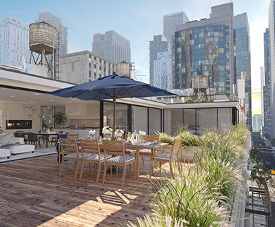 Eine moderne Dachterrasse mit Essbereich und Ausblick auf Hochhaus-Silhouetten.