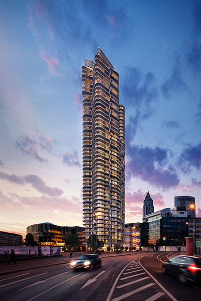 Ein modernes Hochhaus ragt in der Dämmerung über einer belebten Stadtstraße empor.