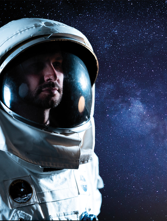Ein Astronaut vor einem Sternenhimmel.