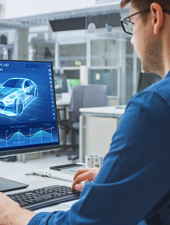 Eine Person analysiert Fahrzeugdaten auf einem Computerbildschirm.