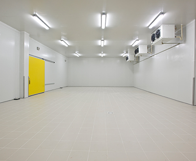 Ein leerer, sauberer Innenraum mit gelber Tür und Beleuchtung an der Decke.